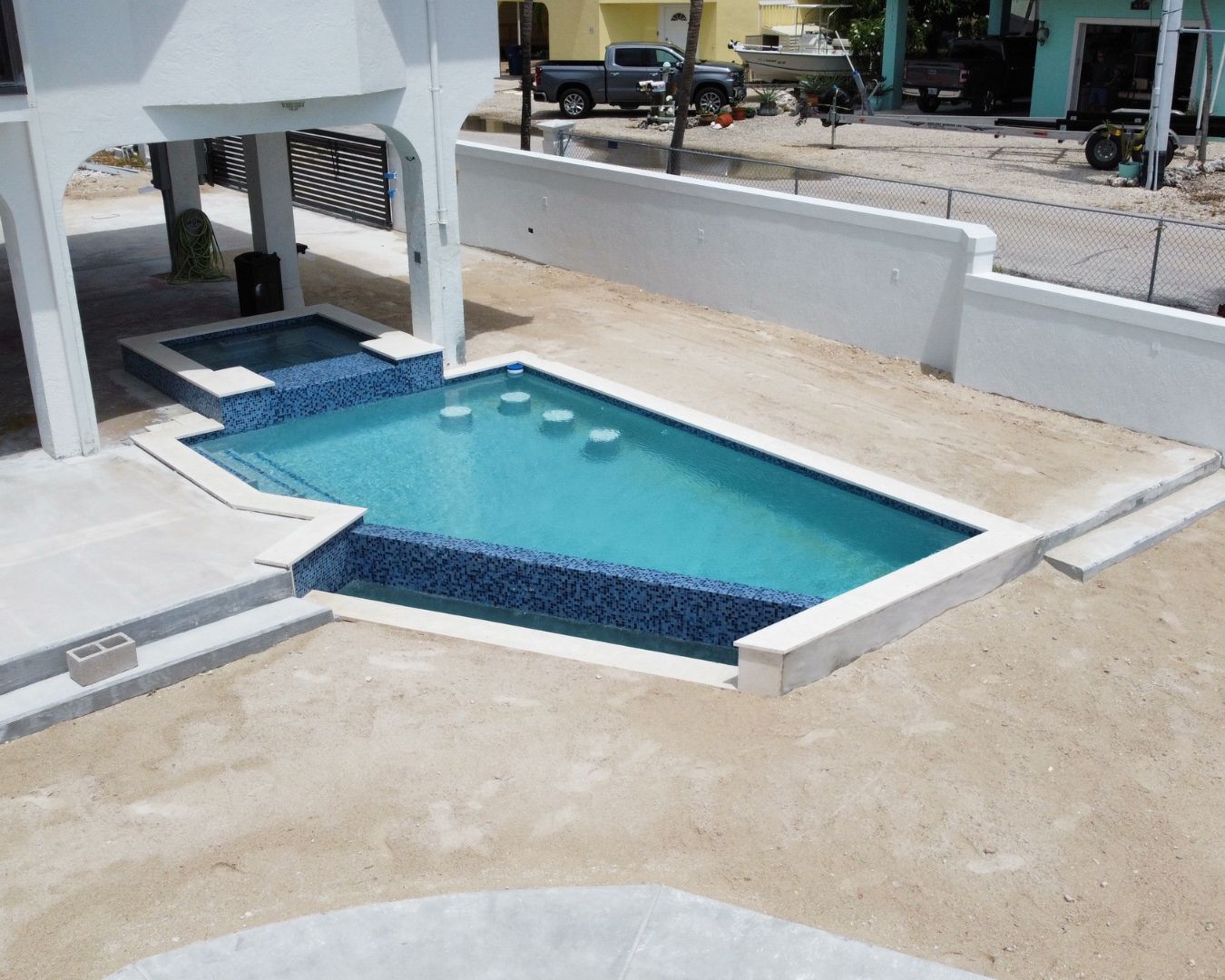 Resort style backyard pool by Buildia Corp